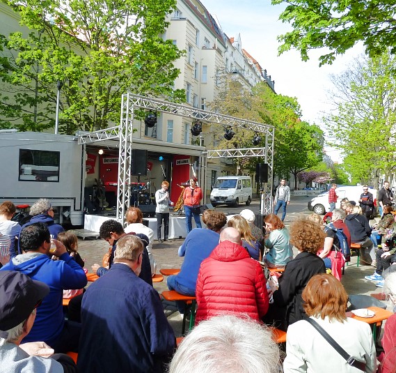 1-Mai-Fest an der Bötzow-Eiche; Foto: Elke Brosow