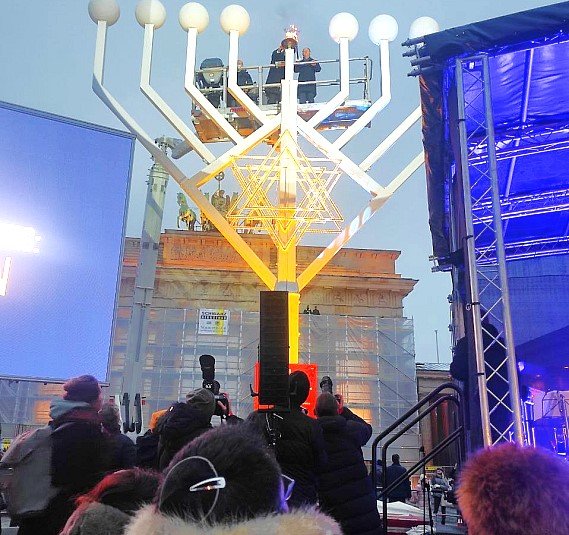 Chanukka-Kerze am Brandenburger Tor entzündet; Foto: Sarah