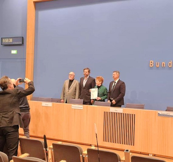 Zentralrat der Jenischen und Petra Pau in der Bundespressekonferenz; Foto: privat