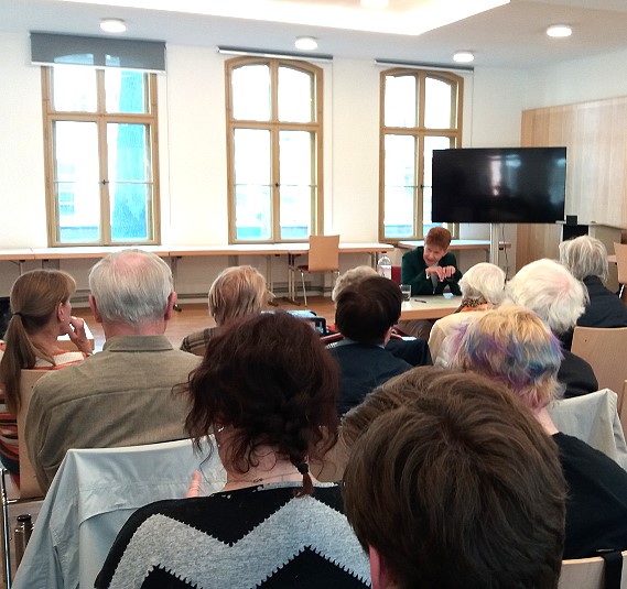 Öffentliche Lesung in Adlershof; Foto: Elke Brosow